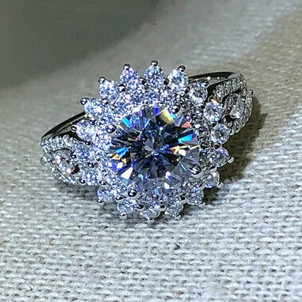 Exquisite Silver Color White Zircon Crystal Ring
