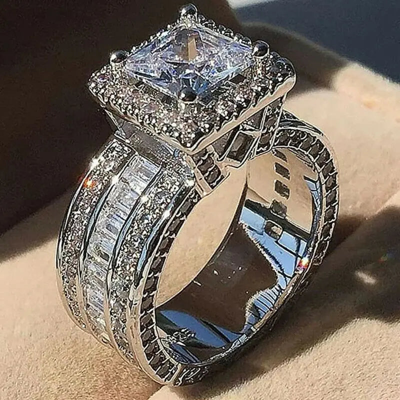 Exquisite Silver Color White Zircon Crystal Ring